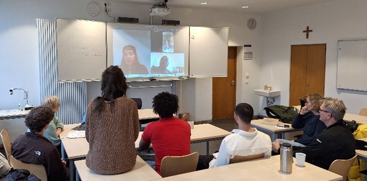 Studierende im Klassenraum bei der Videokonferenz mit den Projektpartner*innen 